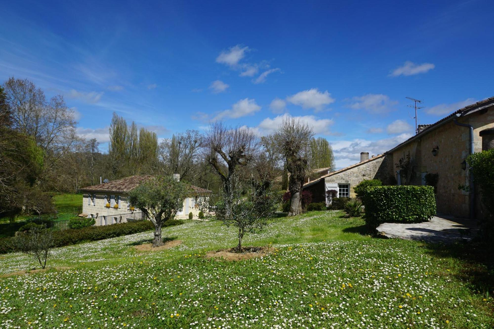 Отель Moulin Notre Dame Saint-Genes-de-Castillon Экстерьер фото