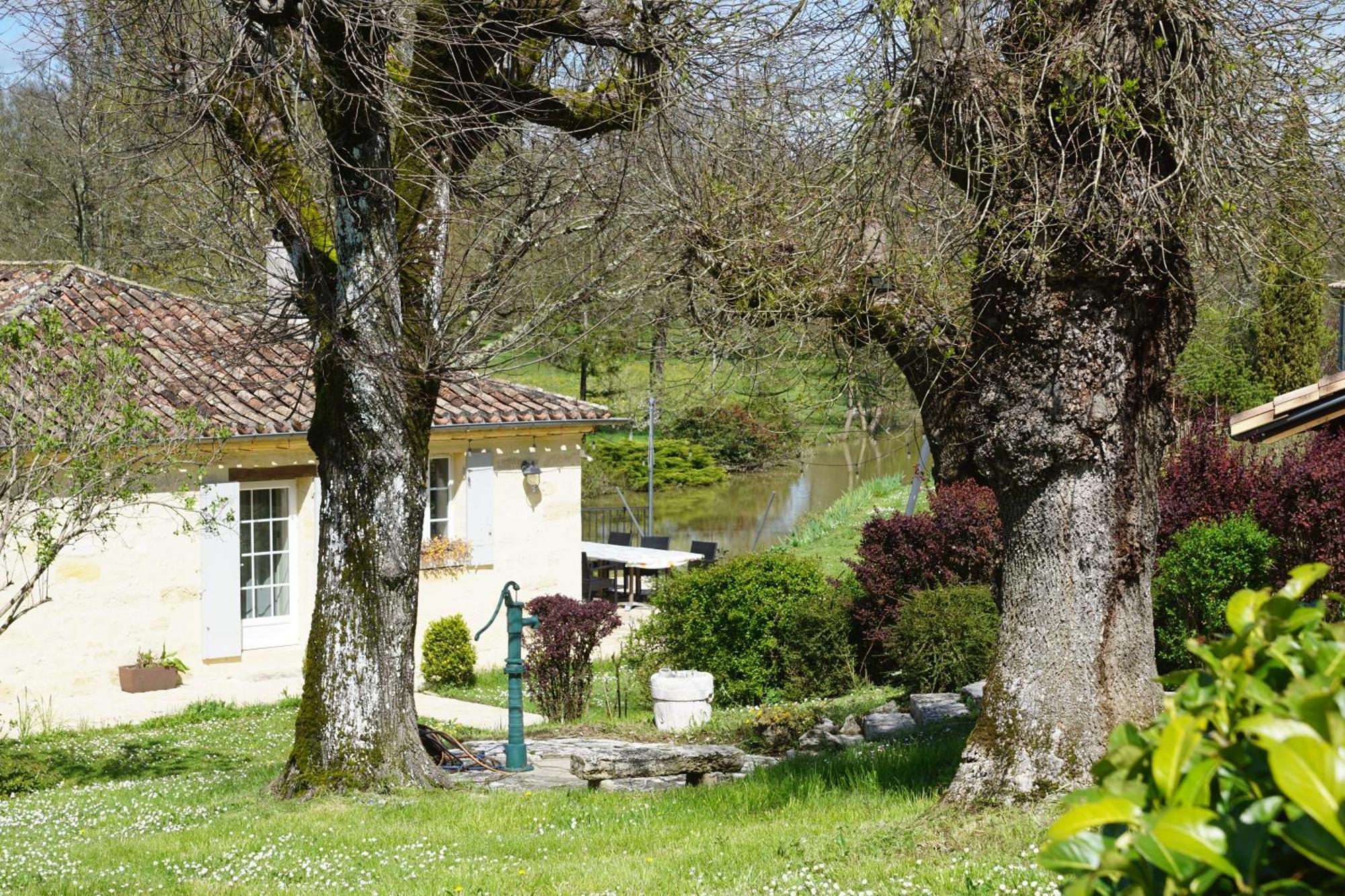 Отель Moulin Notre Dame Saint-Genes-de-Castillon Экстерьер фото