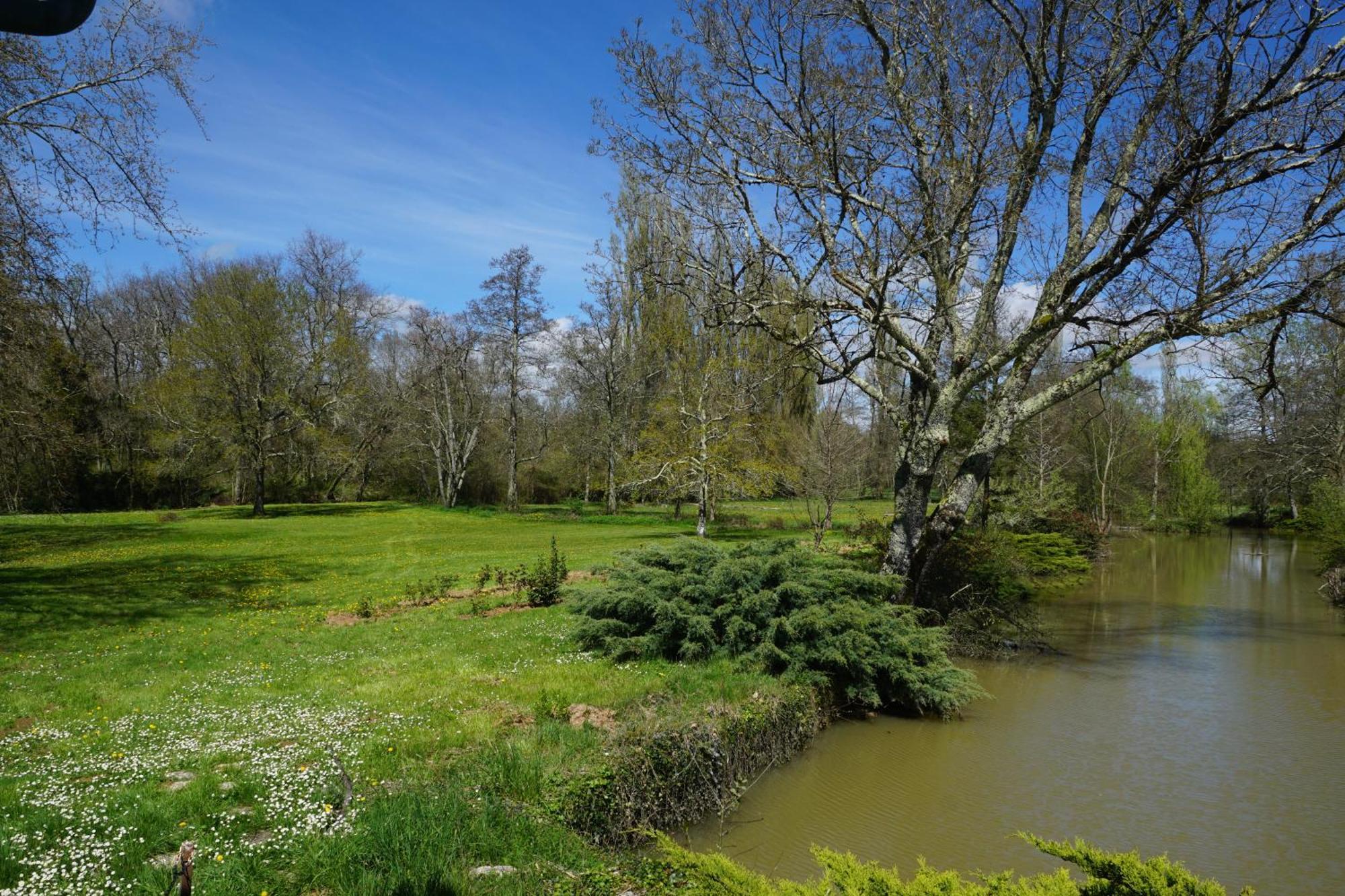 Отель Moulin Notre Dame Saint-Genes-de-Castillon Экстерьер фото